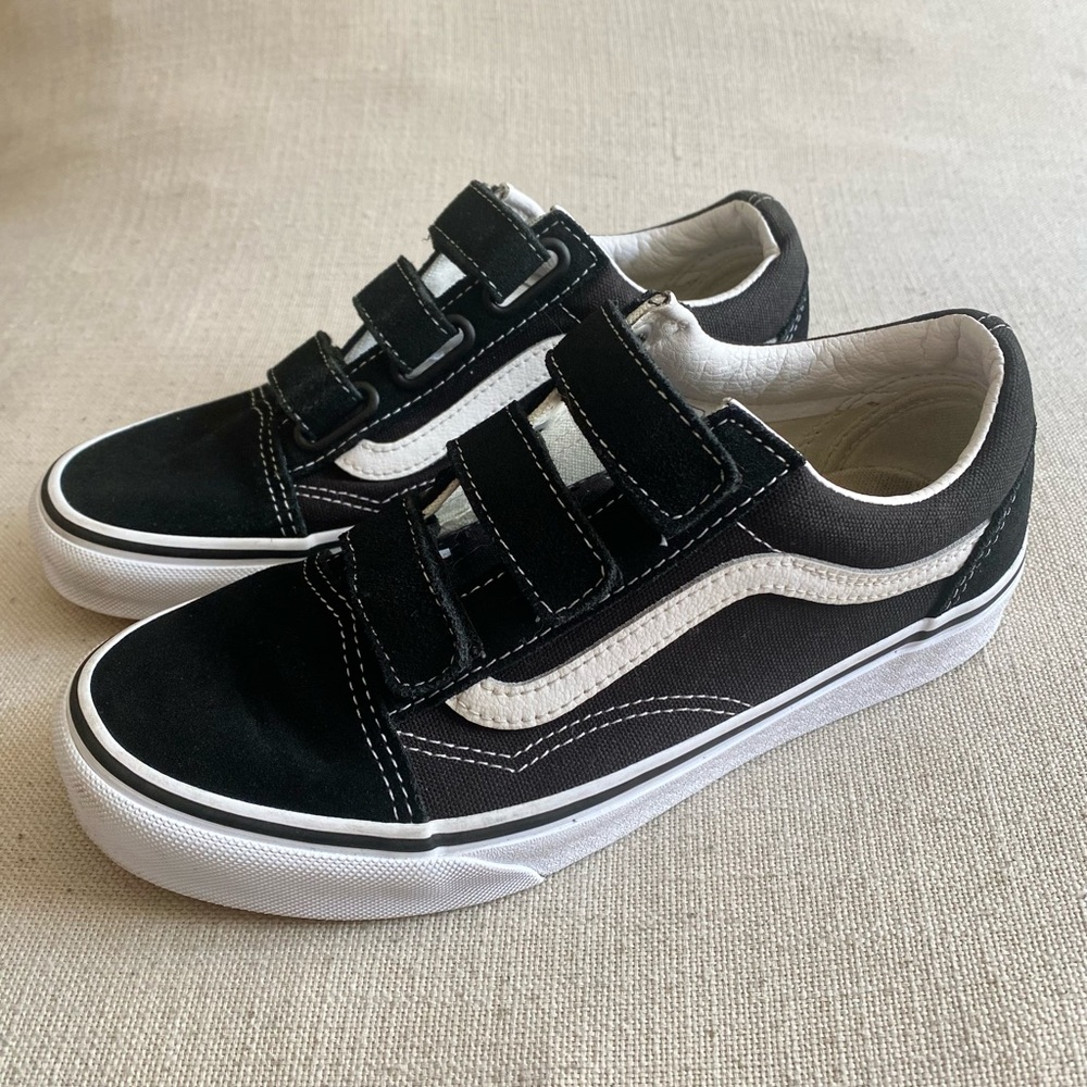 Men’s Old School Vans Velcro Canvas Shoe 5.5 Black and White